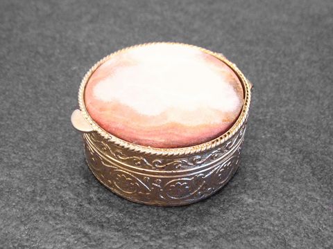 Multifunktionale Dose Rund Naturstein bunt, Hersteller Juwelier Harnisch, mit dekorativem Steinoberteil und filigranem Metallrand, ideal für Schmuck oder kleine Gegenstände.