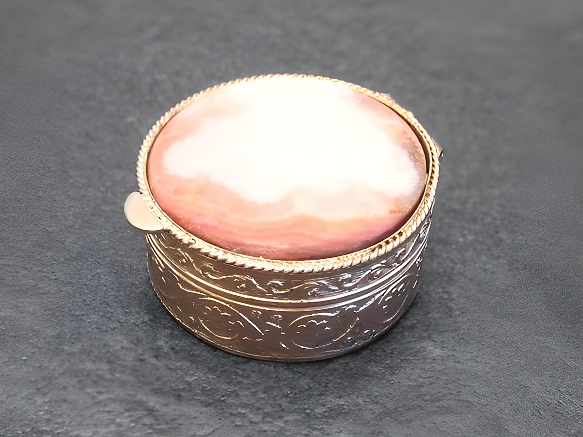 Multifunktionale Dose Rund Naturstein bunt, Hersteller Juwelier Harnisch, mit dekorativem Steinoberteil und filigranem Metallrand, ideal für Schmuck oder kleine Gegenstände.