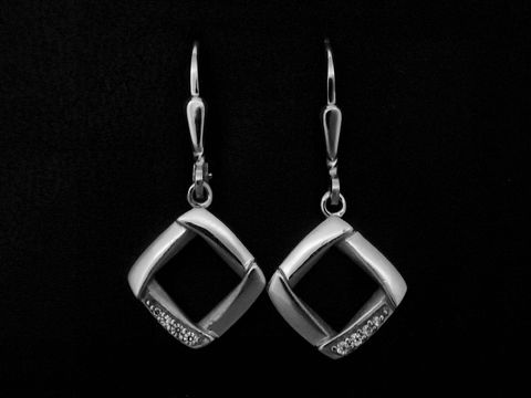 Silberne Ohrringe in viereckiger, teilmattierter Form mit rhodiniertem Finish und Zirkonia-Steinen, hergestellt von Juwelier Harnisch, Ohrhänger mit elegantem Design.