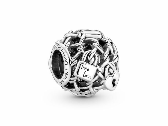 Pandora durchbrochenes Kettenglied Vorhängeschloss Charm aus Silber zeigt ein filigranes Design mit Ketten und einem kleinen Herzen, perfekt für Armbänder und Schmuckliebhaber.