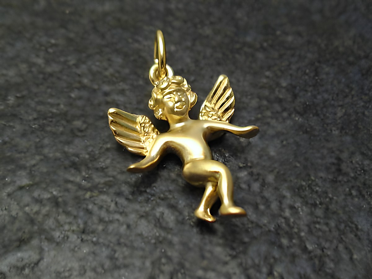 Anhänger Engel aus Gold 750, plastisch gestaltet mit süßem Gesicht und flügeln, Hersteller Juwelier Harnisch, Symbol des Schutzes und der himmlischen Begleitung.