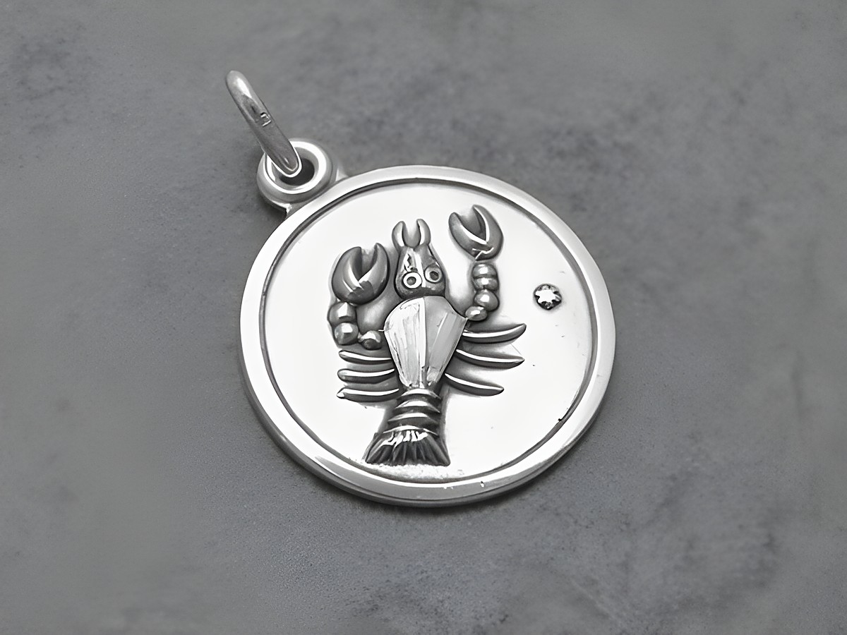 Silber Anhänger Sternzeichen Krebs rund, mit graviertem Krebs-Motiv, Hersteller Juwelier Harnisch, ideal für Liebhaber des Sternzeichens Krebs.