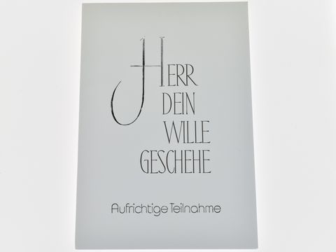 Eine weiße Trauerkarte mit dem aufgedruckten Text 'Herr dein Wille geschehe' und 'Aufrichtige Teilnahme' in stilvoller Schrift. Hersteller ist Juwelier Harnisch.