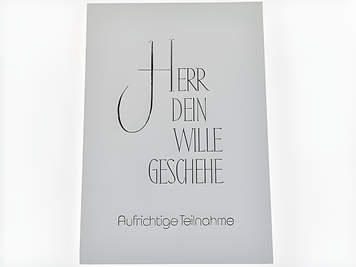 Eine weiße Trauerkarte mit dem aufgedruckten Text 'Herr dein Wille geschehe' und 'Aufrichtige Teilnahme' in stilvoller Schrift. Hersteller ist Juwelier Harnisch.