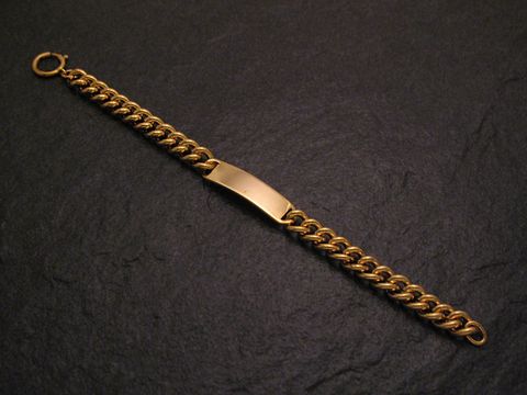 Armband mit Gravurplatte aus Goldauflage, 19 cm lang, bietet Platz für individuelle Gravuren, stilvoll und elegant, Hersteller Juwelier Harnisch, ideal als Geschenk.