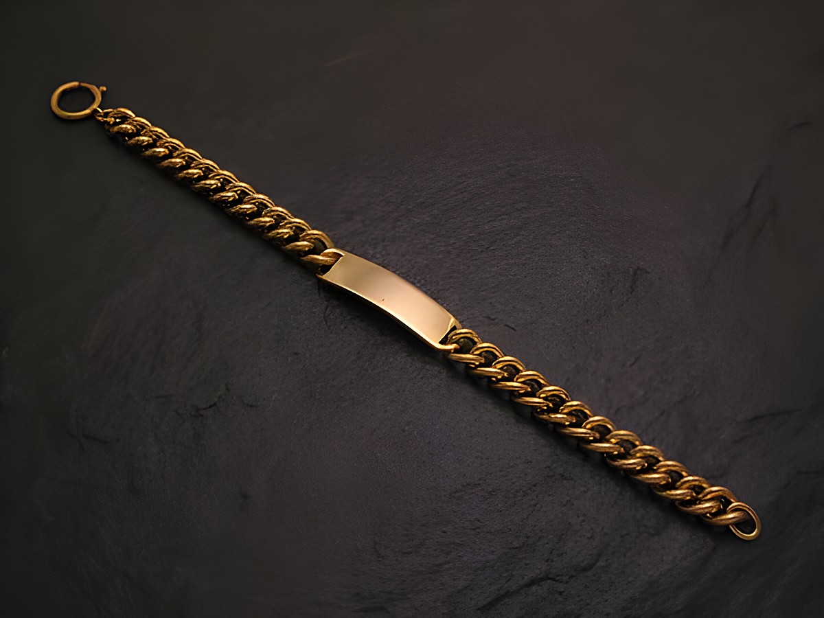 Armband mit Gravurplatte aus Goldauflage, 19 cm lang, bietet Platz für individuelle Gravuren, stilvoll und elegant, Hersteller Juwelier Harnisch, ideal als Geschenk.