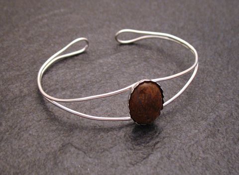 Chrysanthemenstein Armreifen 18 cm aus Sterling Silber, elegant und zeitlos, mit einer mittigen, ovalen Steindekoration, Hersteller Juwelier Harnisch, Umfang 18 cm.