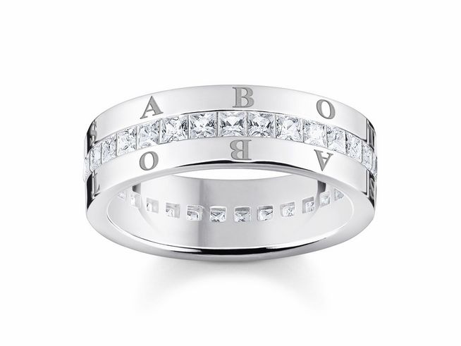 Ring von Thomas Sabo aus Sterlingsilber mit weißen Zirkonia, Größe 60. Der Ring hat ein modernes Design mit eingearbeiteten Buchstaben und ist elegant glänzend.