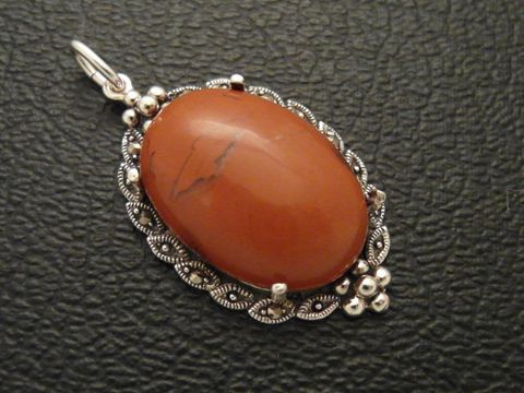 Cabochon Jaspis Silber Medaillon Anhänger gefertigt von Juwelier Harnisch, zeigt einen ovalen Jaspisstein in einem filigranen silbernen Rahmen mit dekorativen Elementen.