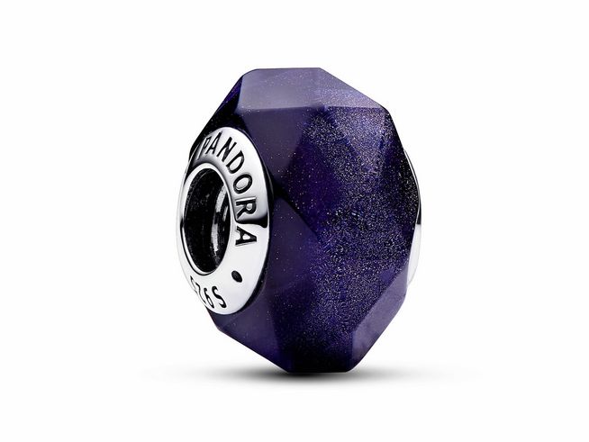 Facettiertes blaues Murano-Glas-Charm von Pandora aus Sterling Silber, mit einem glitzernden, tiefblauen Finish und markanter, facettierter Struktur. Ideal für Armbänder.