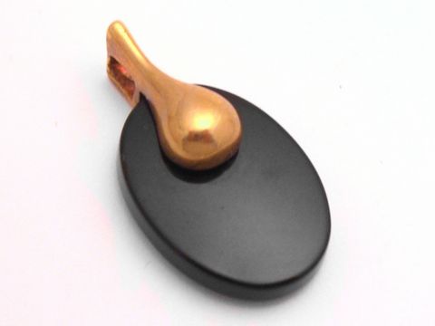 Onyx Anhänger in schwarz mit goldenem Anhängerteil, elegant und zeitlos, hergestellt von Juwelier Harnisch, ideal als Schmuckstück mit Edelsteinen für jeden Anlass.