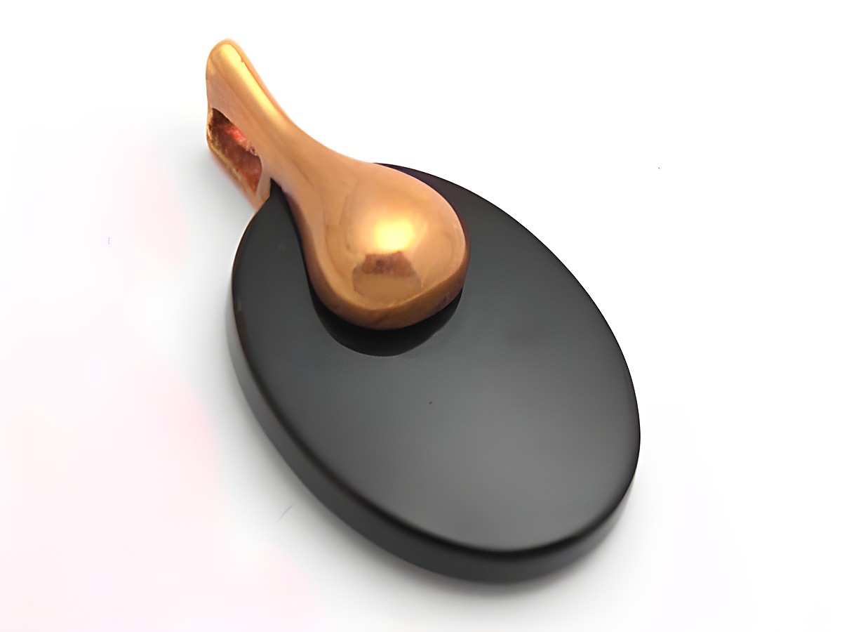 Onyx Anhänger in schwarz mit goldenem Anhängerteil, elegant und zeitlos, hergestellt von Juwelier Harnisch, ideal als Schmuckstück mit Edelsteinen für jeden Anlass.
