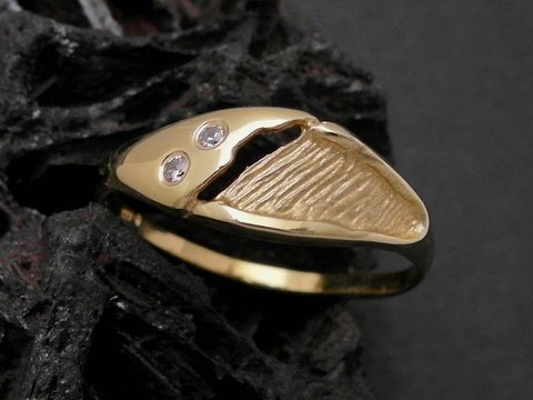 Gold Ring charmant Gold 333 Zirkonia Goldring Gr. 56, Hersteller Juwelier Harnisch, bis Gr. 56/18. Der Ring hat ein auffälliges Design mit zwei Zirkonia und einer strukturierten Oberfläche.