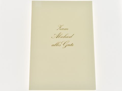 Elegante Abschiedskarte in dezenter Gestaltung mit goldener Schrift. Text: Zum Abschied alles Gute. Hersteller: Juwelier Harnisch, Abschiedskarten. Ideal für würdige Anlässe.