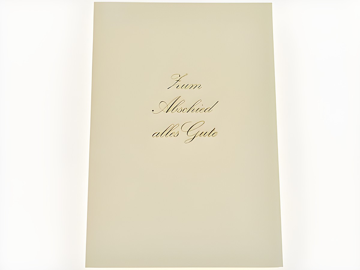 Elegante Abschiedskarte in dezenter Gestaltung mit goldener Schrift. Text: Zum Abschied alles Gute. Hersteller: Juwelier Harnisch, Abschiedskarten. Ideal für würdige Anlässe.