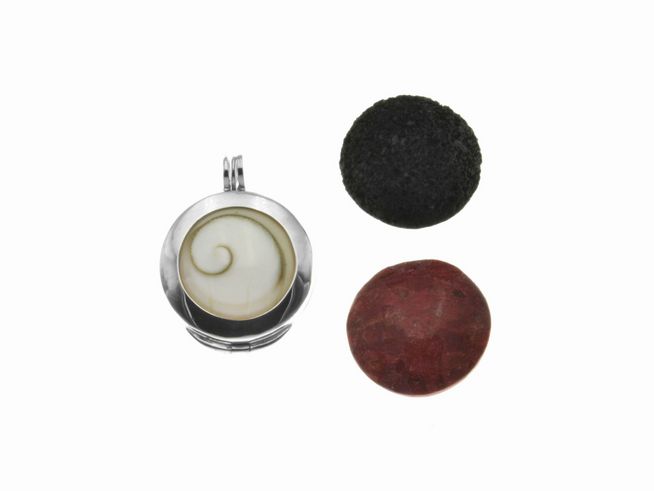 Medaillon Wechselanhänger klein aus 925 Sterling Silber mit einem spiralförmigen Stein in der Mitte, umgeben von einem schwarzen und einem roten Stein. Hersteller Juwelier Harnisch.