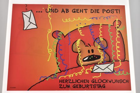 Eine bunte Geburtstagskarte mit einem fröhlichen Bärchen, das auf einem Sofa sitzt. Umgeben von Luftschlangen und Briefumschlägen. Der Text lautet Herzlichen Glückwunsch zum Geburtstag. Hersteller Juwelier Harnisch.