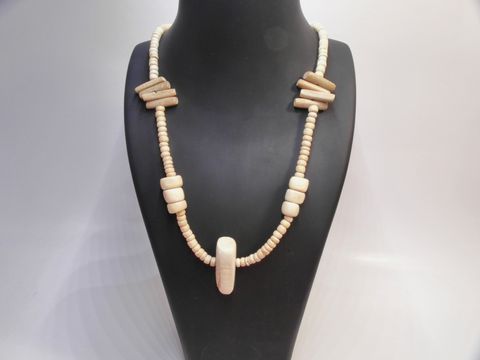 Holzkette aus naturbraunen Holzperlen in Multiform mit einer Länge von 60 cm und einer Breite von 34 mm, hergestellt von Juwelier Harnisch, ideal für einen natürlichen Look.