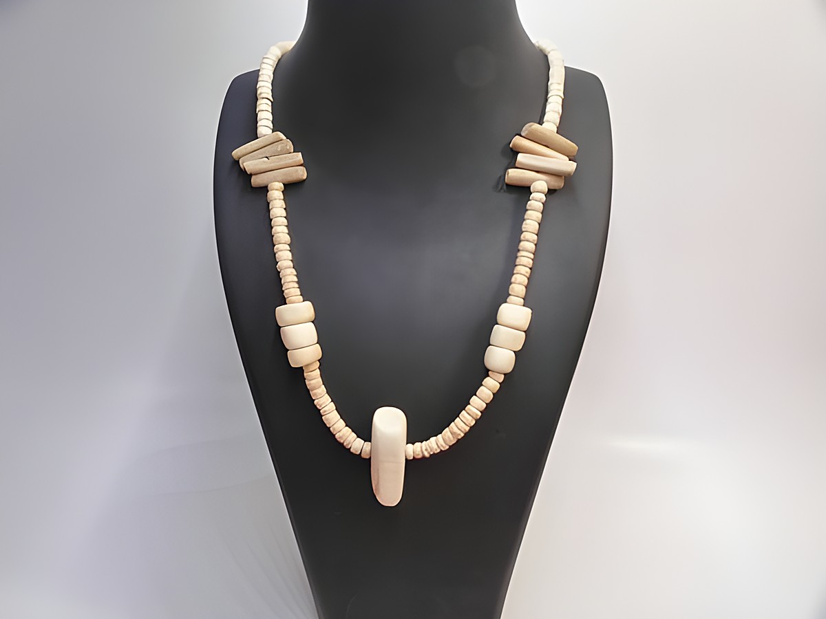 Holzkette aus naturbraunen Holzperlen in Multiform mit einer Länge von 60 cm und einer Breite von 34 mm, hergestellt von Juwelier Harnisch, ideal für einen natürlichen Look.