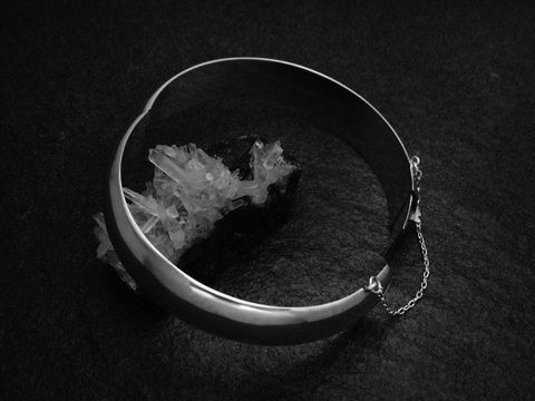 Armreifen zeitlos - 14 mm - 925 Sterling Silber - 21 cm, Hersteller: Juwelier Harnisch, Armreifen auf schwarzem Untergrund mit Kristallen im Inneren sichtbar.
