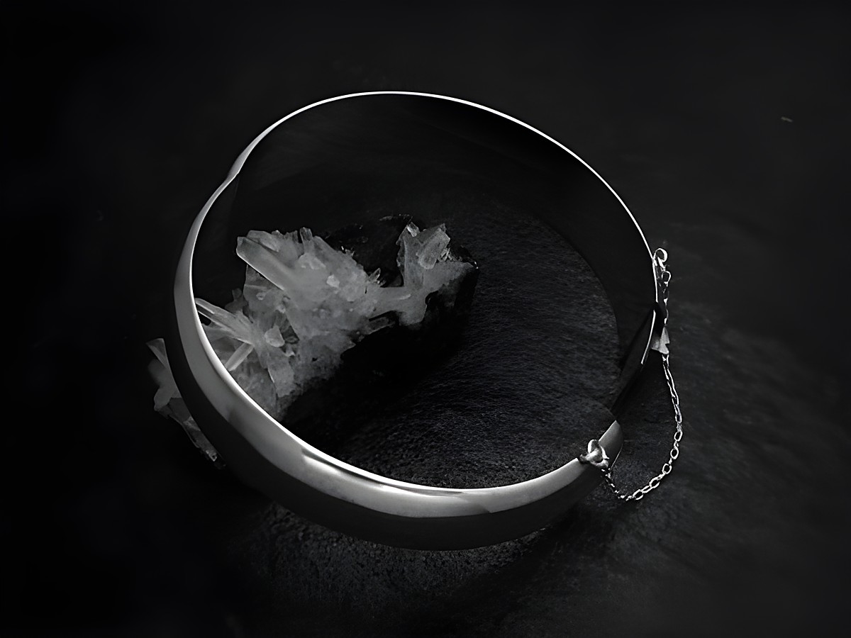 Armreifen zeitlos - 14 mm - 925 Sterling Silber - 21 cm, Hersteller: Juwelier Harnisch, Armreifen auf schwarzem Untergrund mit Kristallen im Inneren sichtbar.