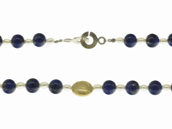 Steinkette aus Lapislazuli und Süßwasser-Zuchtperlen in Blau und Weiß, 47 cm lang, mit Silberverschluss, von Juwelier Harnisch, verziert mit Hingucker aus goldfarbenem Metall.