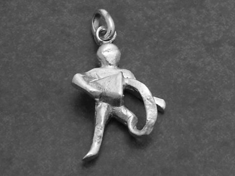 Silber Anhänger Sternzeichen Wassermann plastisch, Hersteller Juwelier Harnisch, zeigt eine Figur mit Krug und Wasserlauf, ideal als symbolisches Schmuckstück für Wassermann-Geborene.