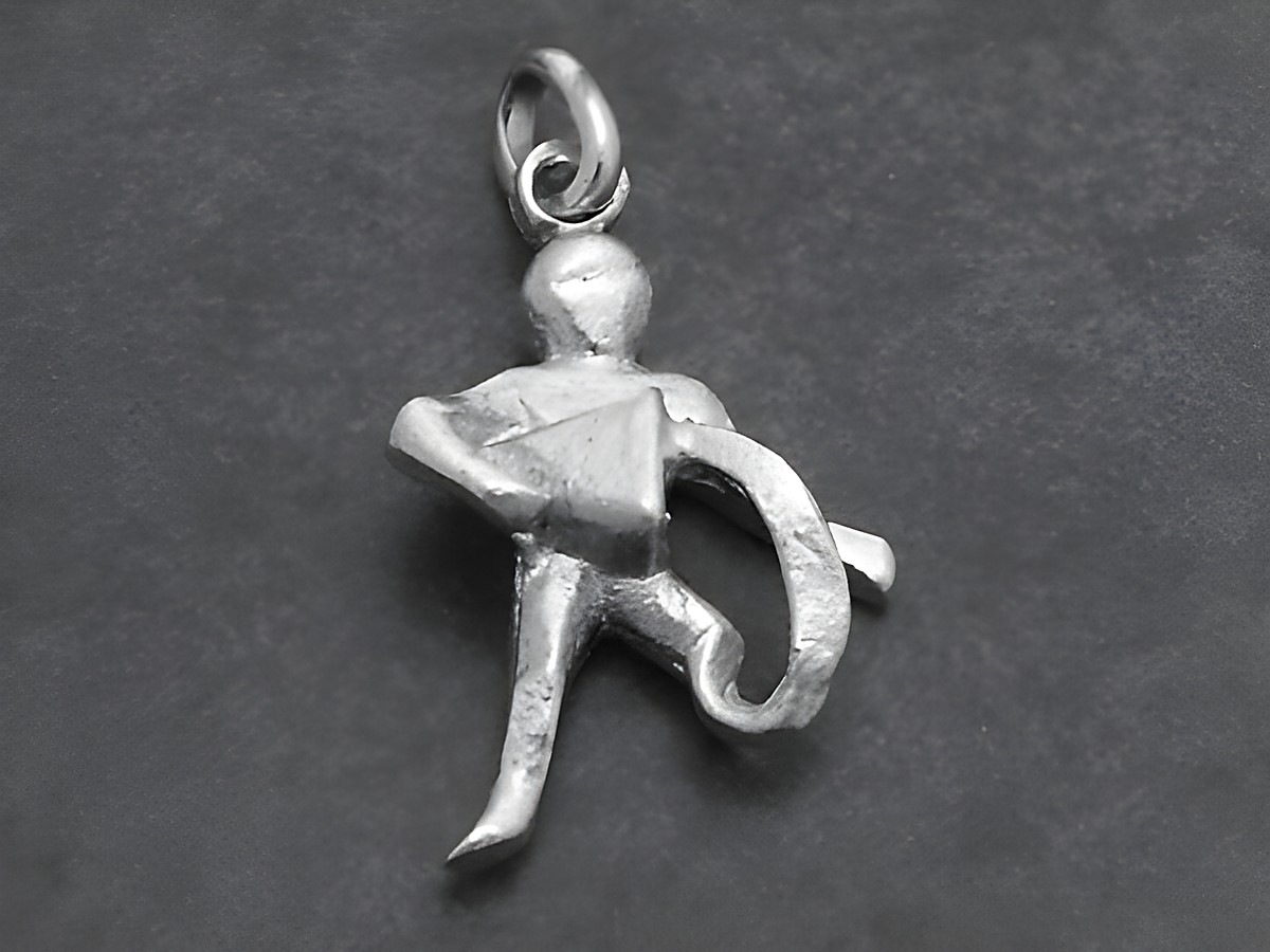 Silber Anhänger Sternzeichen Wassermann plastisch, Hersteller Juwelier Harnisch, zeigt eine Figur mit Krug und Wasserlauf, ideal als symbolisches Schmuckstück für Wassermann-Geborene.