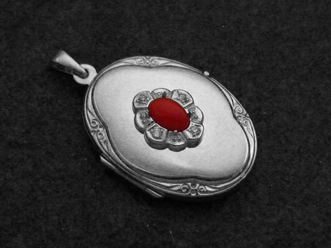Koralle rot Medaillon Cabochon aus Sterling Silber mit Brillanten, Hersteller Juwelier Harnisch, edles Design in ovaler Form, perfekt als Schmuckstück für besondere Anlässe.