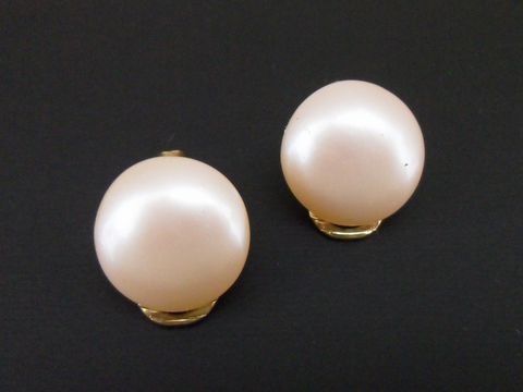 Zeitlose Ohrclips in hellrosa mit goldfarbenem Befestigungselement und synthetischen Zuchtperlen, Hersteller Juwelier Harnisch, elegante Akzente für jeden Anlass.
