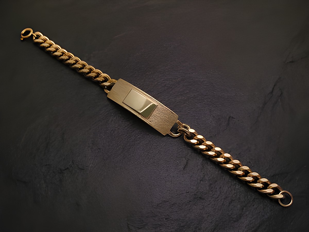 Armband mit Gravurplatte in Goldauflage, 20 cm lang, Hersteller: Juwelier Harnisch, ideal für individuelle Gravuren, elegantes Design passend für jeden Anlass.