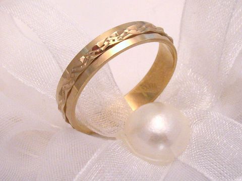 Trauring Ehering LIVELY aus Gold 333 in Größe 55/17,5, mit einem filigranen Muster und glänzender Oberfläche, präsentiert auf einer dezenten, hellen Unterlage. Hersteller: Juwelier Harnisch, bis Größe 56/17,8.
