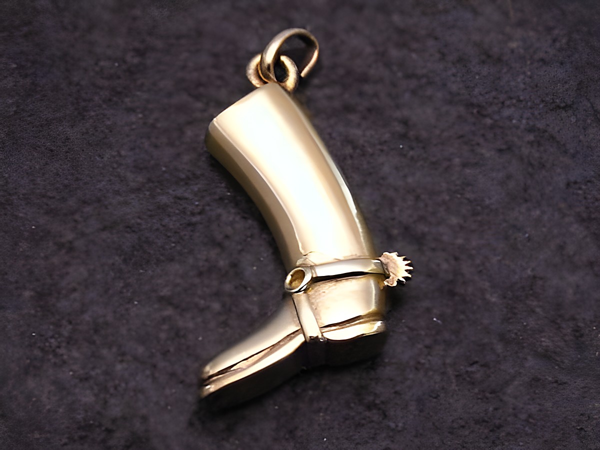 Gold Anhänger in Form eines Reitstiefels, symbolisiert den Reitsport, hergestellt von Juwelier Harnisch, ideal für Reiter und Pferdeliebhaber, perfekt als modisches Accessoire.
