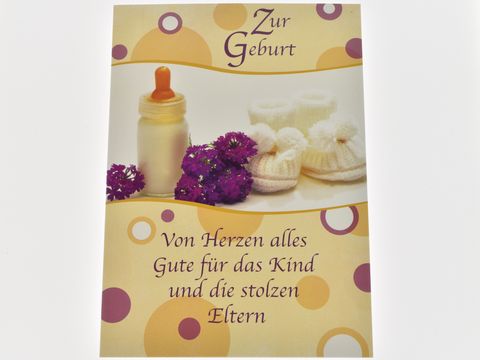 Glückwunschkarte zur Geburt mit einem Fläschchen, weißen Babyschuhen und lila Blüten, dekoriert mit bunten Kreisen, von Juwelier Harnisch, Glückwunschkarten.