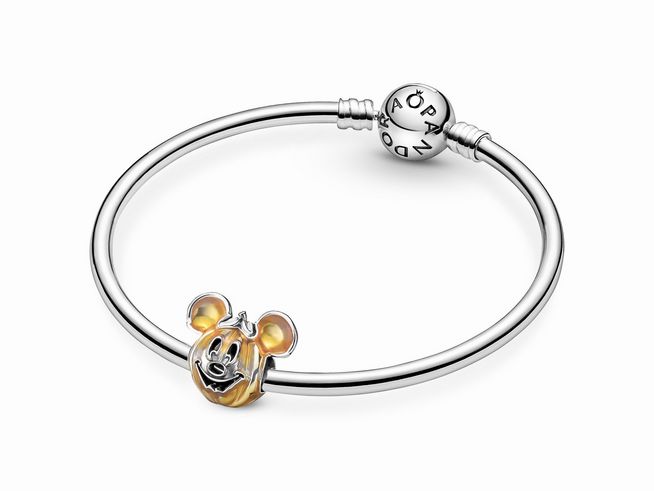 Der Disney Mickey Mouse Kürbis Charm von Pandora ist aus Sterling Silber mit orangener Emaille. Der Charm zeigt Mickey Mouse mit einem fröhlichen Gesicht. Ideal für Halloween und Sammlungen.