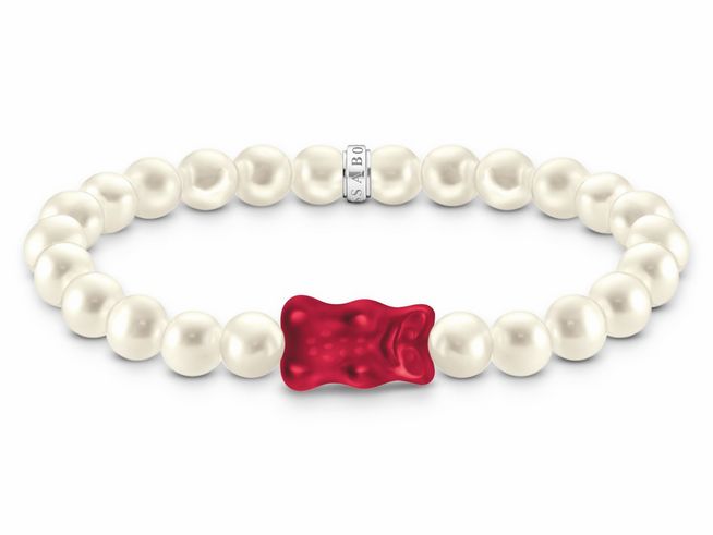 Armband von Thomas Sabo mit Zuchtperlen in Silber und einem roten HARIBO Gummibärchen als Highlight, Länge 17 cm, erweiterbar bis 18 cm.