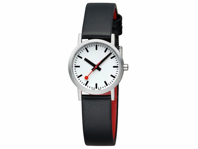 Mondaine Uhr Classic A658.30323.16OMV mit 30 mm Gehäuse, weißem Ziffernblatt, schwarzem Lederarmband und rotem Innenfutter, elegantes und schlichtes Design, Hersteller Mondaine.