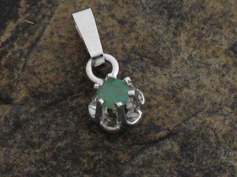 Silber Anhänger in Blütenform mit echtem Smaragd, rhodiniert, vom Hersteller Juwelier Harnisch, ergänzt durch weitere Steine. Eleganter Schmuck für besondere Anlässe.