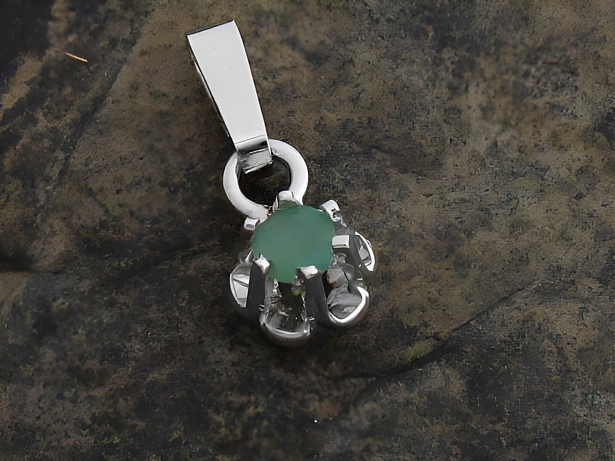 Silber Anhänger in Blütenform mit echtem Smaragd, rhodiniert, vom Hersteller Juwelier Harnisch, ergänzt durch weitere Steine. Eleganter Schmuck für besondere Anlässe.