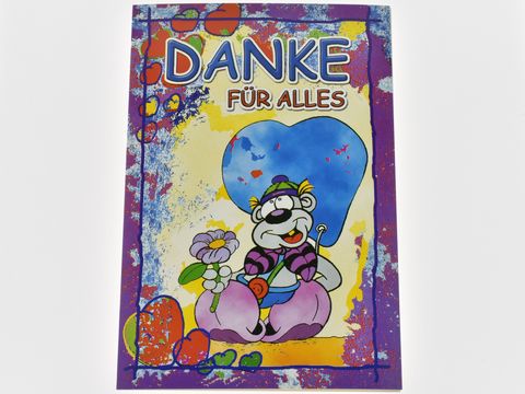 Dankeskarte mit einer Lümmel-Figur, die auf einem lila Hintergrund sitzt, ein blaues Herz und eine Blume hält, außerdem der Text Danke für alles. Hersteller Juwelier Harnisch.
