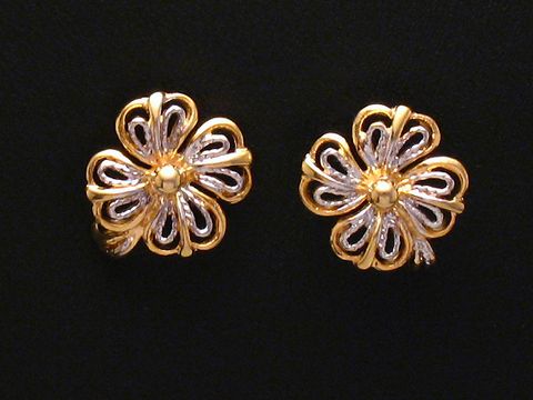 Bicolor Blumen Ohrringe aus Gold mit filigranen Blättern und Blüten, Hersteller Juwelier Harnisch, elegante Ohrstecker im Blumenmuster, ideal für besondere Anlässe.