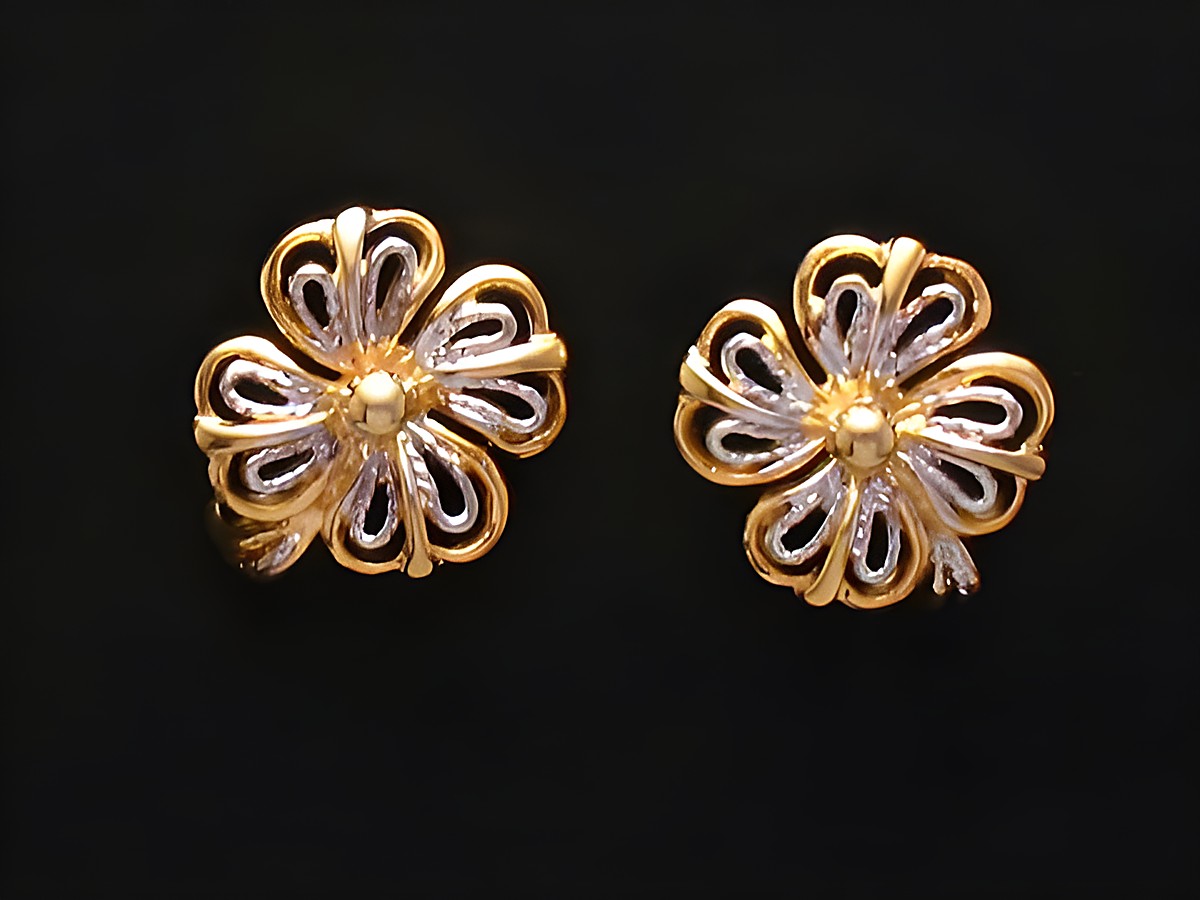 Bicolor Blumen Ohrringe aus Gold mit filigranen Blättern und Blüten, Hersteller Juwelier Harnisch, elegante Ohrstecker im Blumenmuster, ideal für besondere Anlässe.