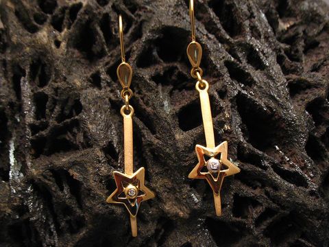 Weibliche Ohrhänger aus echtem Gold, hergestellt von Juwelier Harnisch, schlichte Ausführung ohne Stein, elegantes Design mit einem dekorativen Stern.