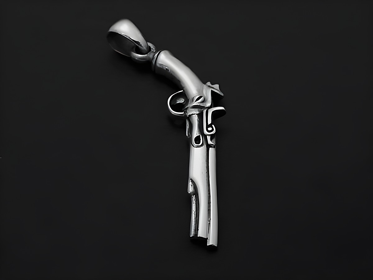 Silber Anhänger in Form einer Pistole, originell gestaltet als Revolver, Hersteller Juwelier Harnisch, ideal für sportliche Ausdrücke.