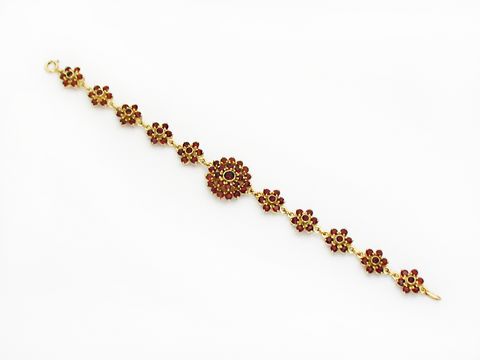 Elegantes Granat Armband 18,5 cm aus vergoldetem Silber mit floralem Design und funkelnden Granatsteinen, hergestellt von Juwelier Harnisch. Ideal für besondere Anlässe.