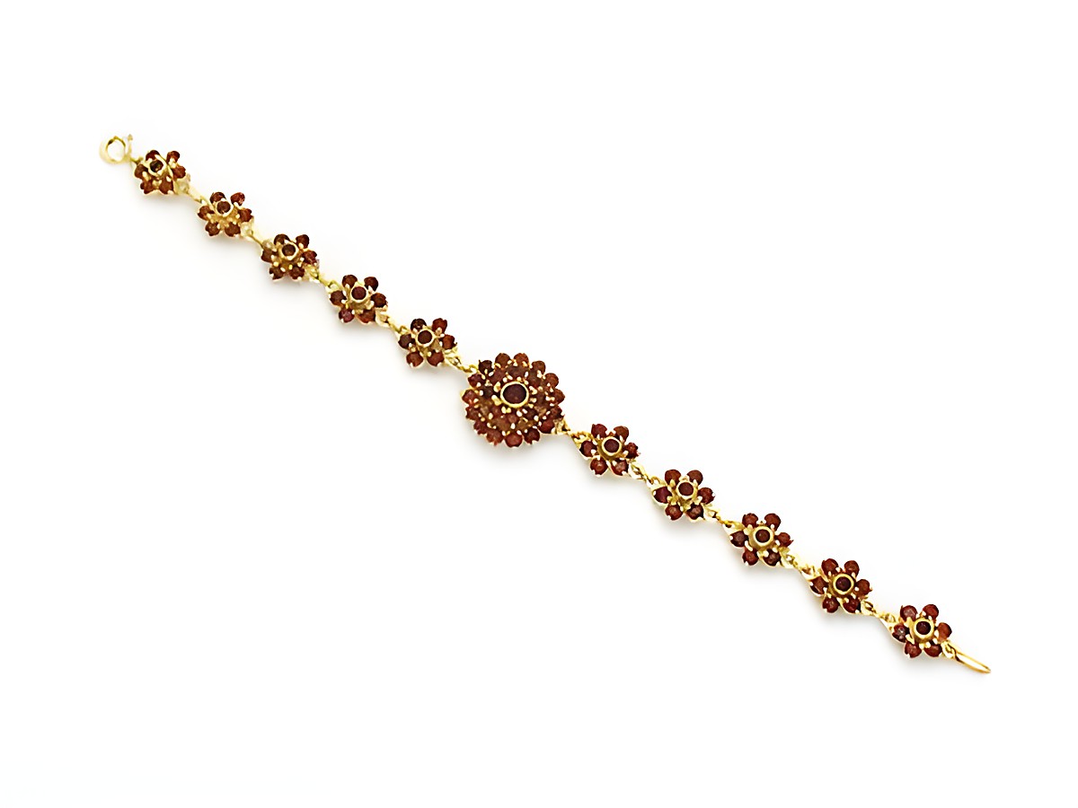 Elegantes Granat Armband 18,5 cm aus vergoldetem Silber mit floralem Design und funkelnden Granatsteinen, hergestellt von Juwelier Harnisch. Ideal für besondere Anlässe. – Ansicht 2