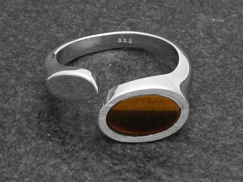 Futuristischer Silberring mit verstellbarem Design, eingefasstem Tigerauge und rhodiniertem Stein, hergestellt von Juwelier Harnisch. Elegant und modern, ideal für stilbewusste Träger.