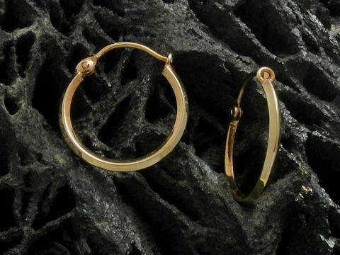 Creolen 1,7 cm aus Gold 333, faszinierend und poliert, hergestellt von Juwelier Harnisch, bis 25 mm groß. Edles Design auf kontrastierendem Hintergrund.
