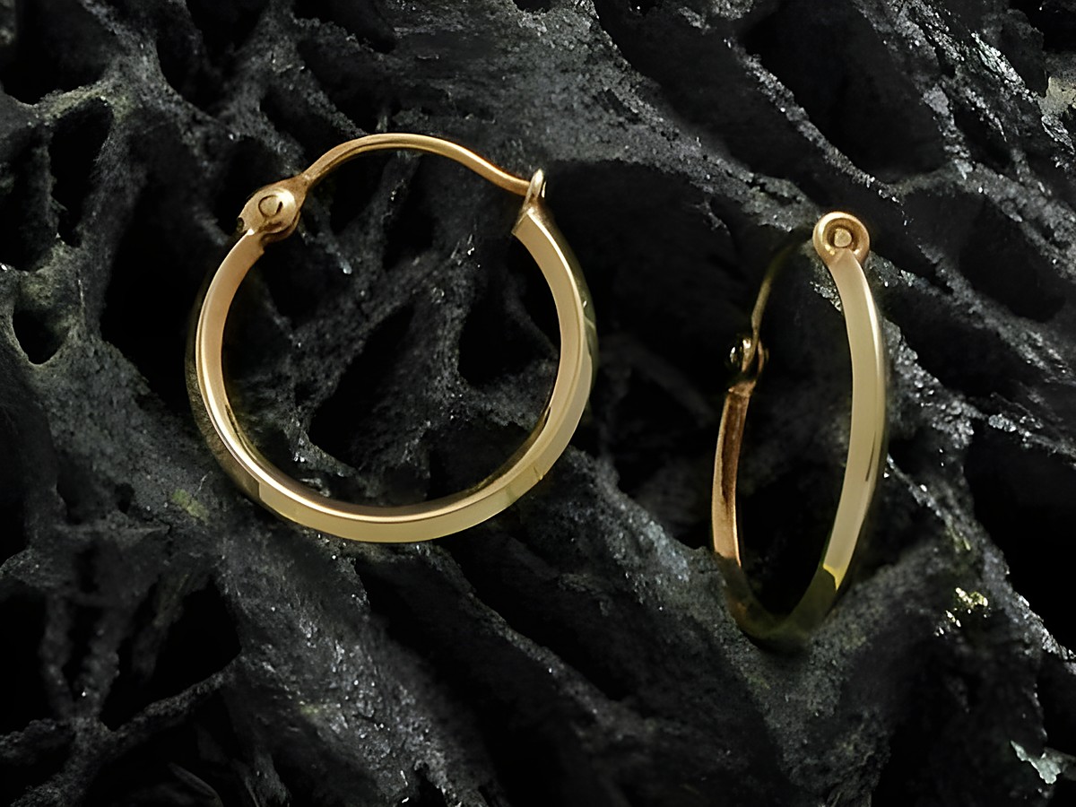 Creolen 1,7 cm aus Gold 333, faszinierend und poliert, hergestellt von Juwelier Harnisch, bis 25 mm groß. Edles Design auf kontrastierendem Hintergrund.