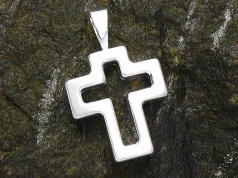 Ein schlichter Anhänger in Form eines Kreuzes aus 925 Sterling Silber, elegant und göttlich, hergestellt von Juwelier Harnisch. Perfect für stilvolle Akzente.